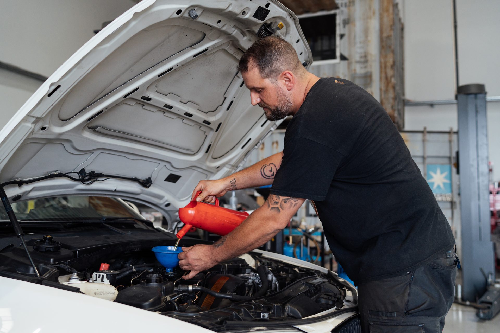 KFZ-Werkstatt bei Timeless Motors — Reparatur, Inspektion, HU/AU an der Werkbank